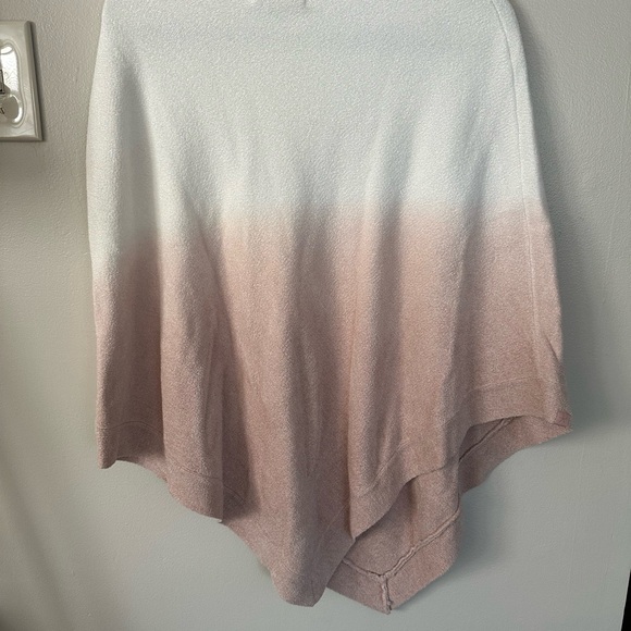 Women’s Barefoot Dreams Cozy Dreams Poncho - Picture 4 of 5